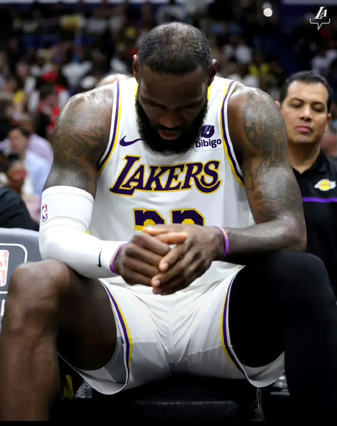 湖人再胜太阳，詹皇压哨三分稳住胜利